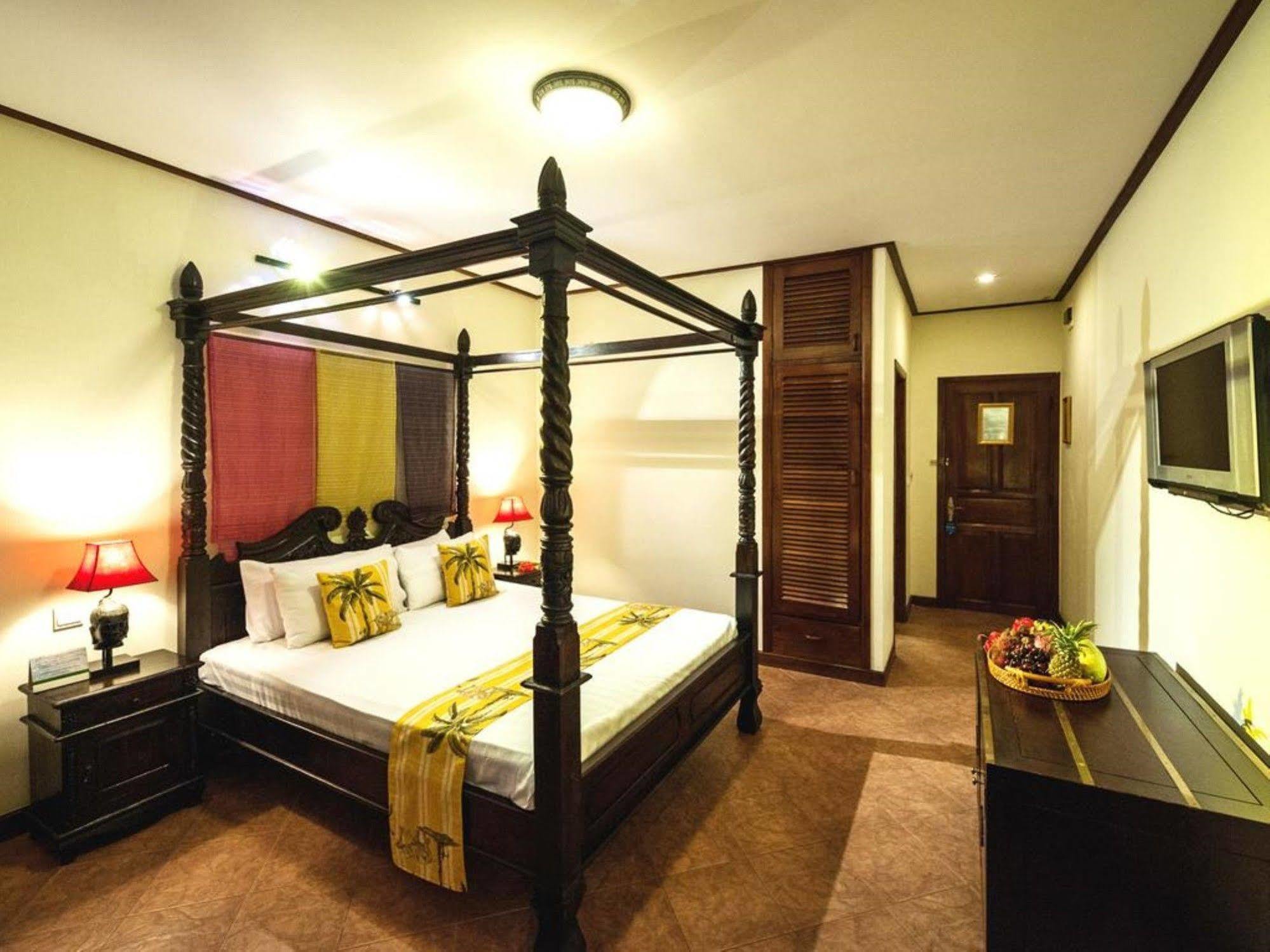 Red Hibiscus Hotel Phnom Penh Exterior photo