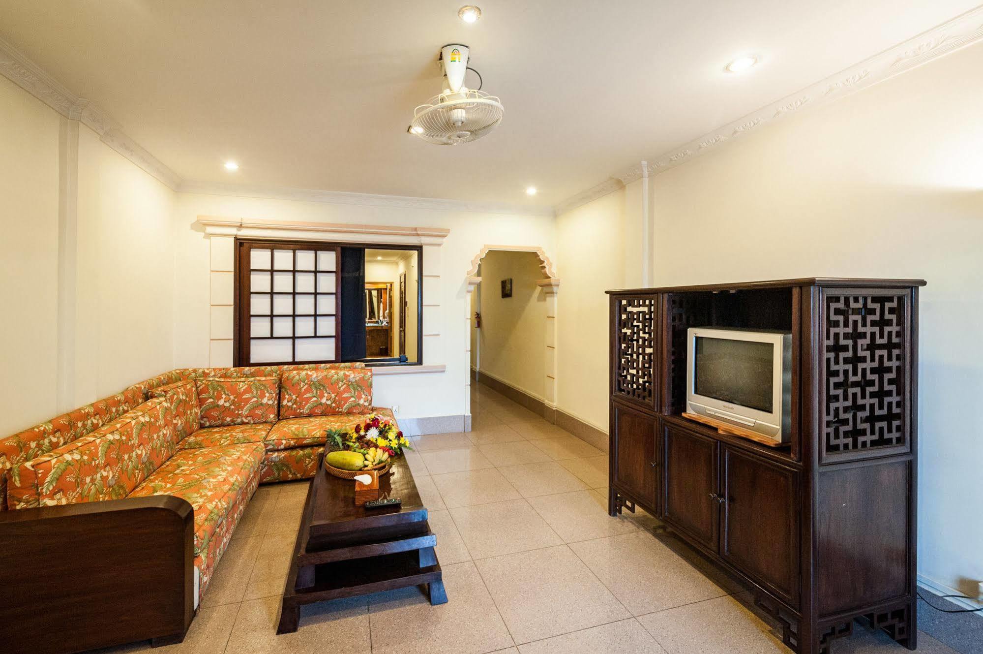 Red Hibiscus Hotel Phnom Penh Exterior photo